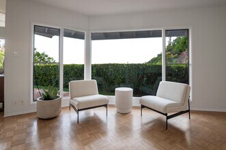 8811 Rising Glen Pl in Los Angeles, CA - Foto de edificio - Building Photo