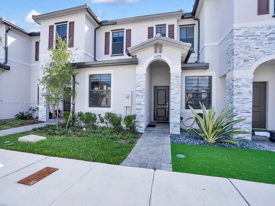 14778 SW 181st Terrace in Quail Heights, FL - Building Photo