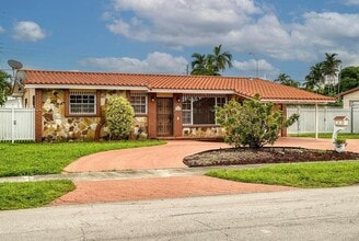 1030 W 53rd Terrace in Hialeah, FL - Foto de edificio - Building Photo