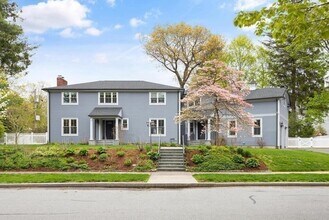 150 Country Club Rd in Newton, MA - Foto de edificio - Building Photo