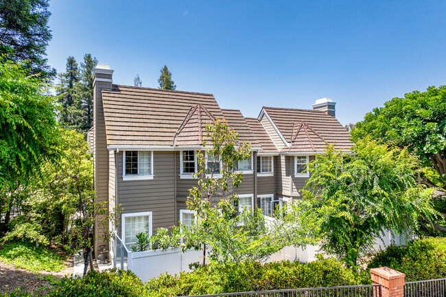 Warner Hill in Woodland Hills, CA - Foto de edificio - Building Photo