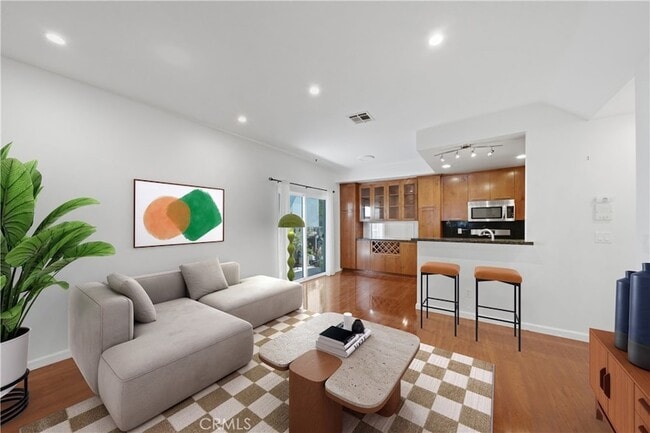 property at 1554 N Hobart Blvd