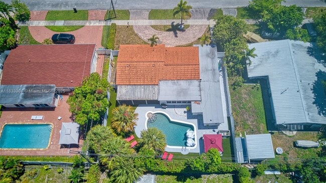 2545 NE 214th St in Miami, FL - Building Photo - Building Photo