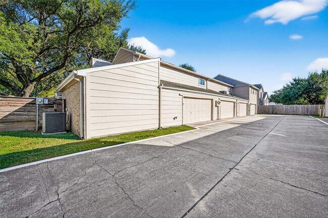 13925 Hollowgreen Dr