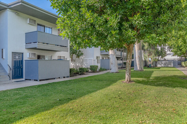 The BLVD Apartments in Tarzana, CA - Foto de edificio - Building Photo