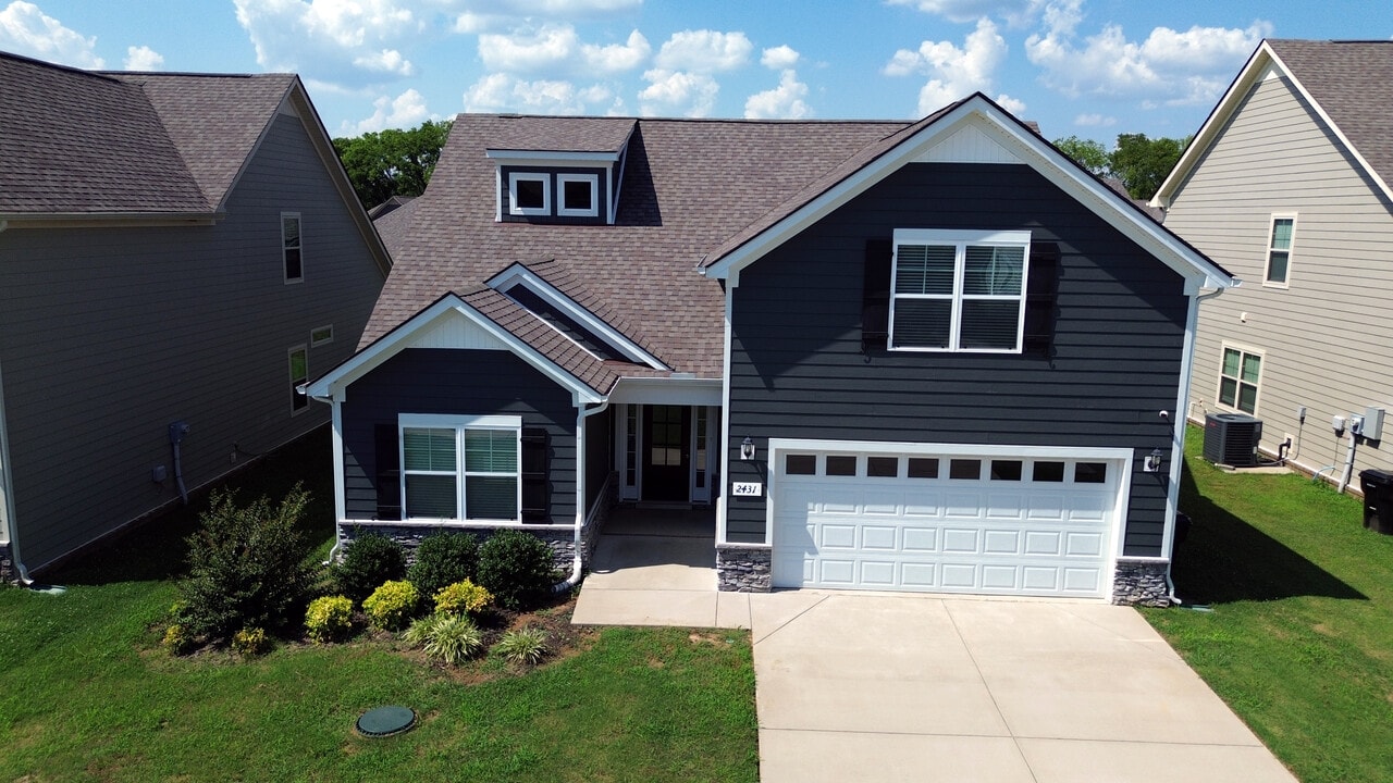 2431 Hollis Dr in Murfreesboro, TN - Foto de edificio