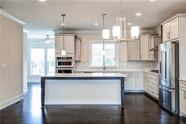 property at 827 Stone Ridge Ln NE