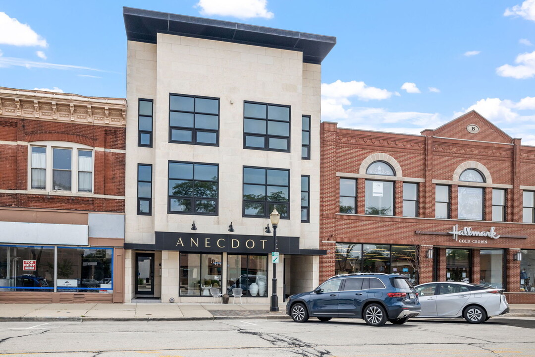 8 W Burlington Ave in La Grange, IL - Building Photo