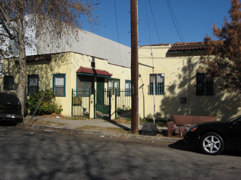 311-315 W 33rd St in Los Angeles, CA - Building Photo