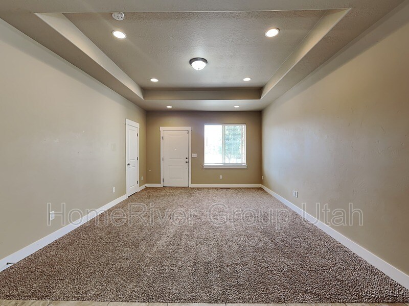 6883 Suzanne Drive in Midvale, UT - Foto de edificio