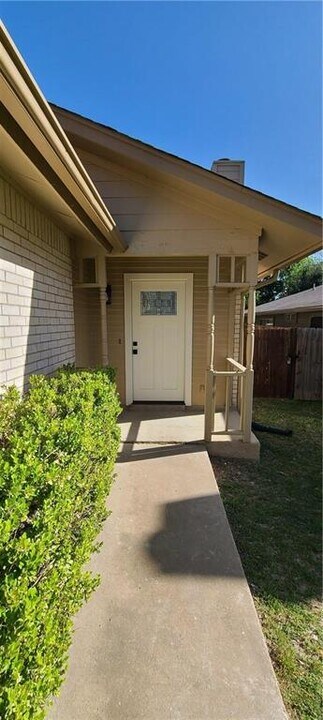 2110 Courtney St in Austin, TX - Building Photo