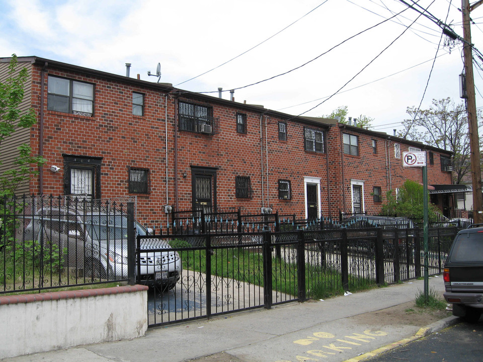 431 Essex St in Brooklyn, NY - Building Photo