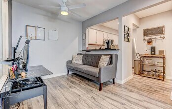 8027 Caminito de Pizza, Unit F in San Diego, CA - Foto de edificio - Building Photo