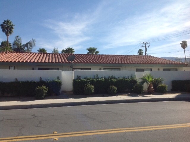 Las Palmas in Palm Desert, CA - Building Photo