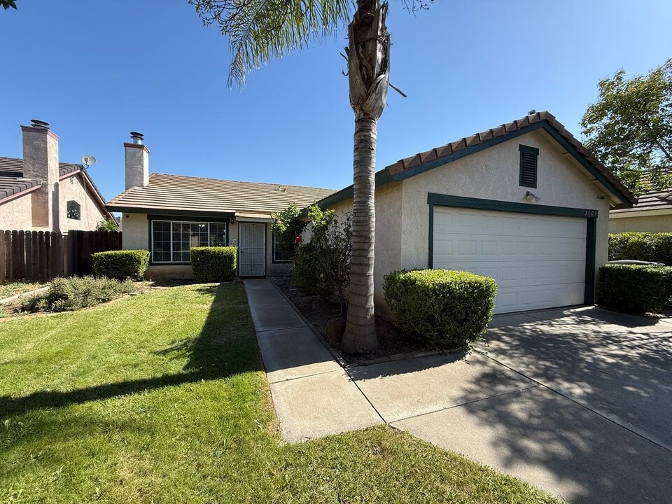 3605 Effingham Ln in Modesto, CA - Foto de edificio