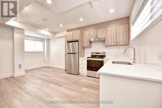 385 McRoberts Ave in Toronto, ON - Building Photo - Building Photo