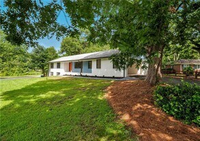 2371 Holly Springs Rd in Marietta, GA - Building Photo