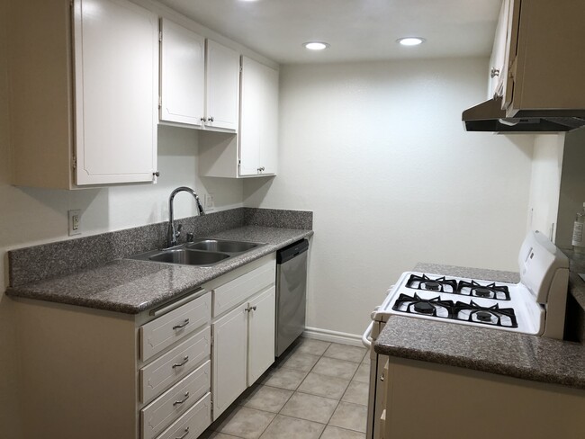 Coral Pines Apartments in Lakewood, CA - Building Photo - Building Photo