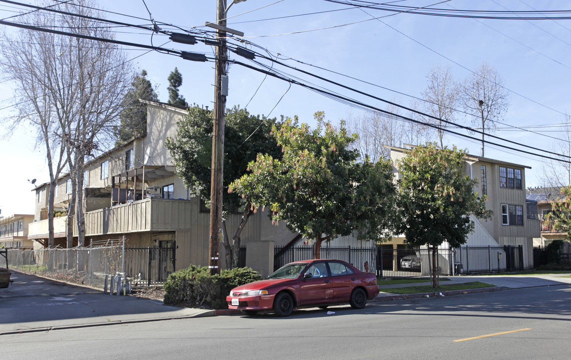 Cypress Point Villas in Hayward, CA - Building Photo