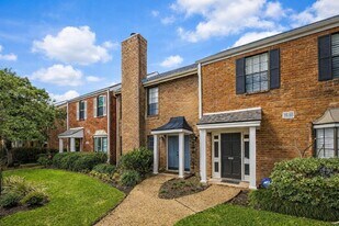 810 Augusta Dr in Houston, TX - Building Photo