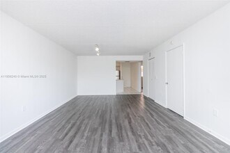 6155 NW 186th St in Hialeah, FL - Building Photo - Building Photo