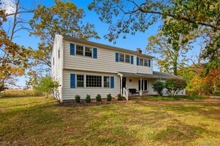 14 Flax Pond Woods Rd in East Setauket, NY - Building Photo