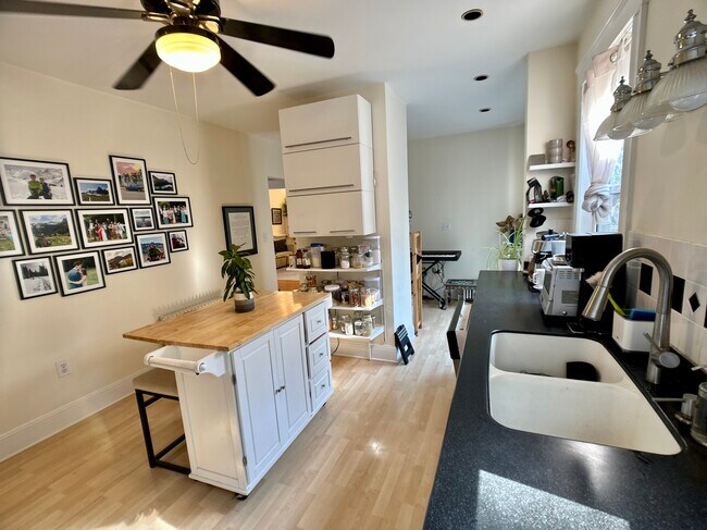 19 Chestnut Sq, Unit 1 CO in Boston, MA - Building Photo - Building Photo