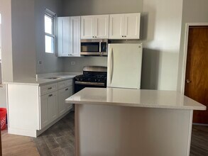 3220 W Armitage Ave, Unit 302 in Chicago, IL - Building Photo - Building Photo