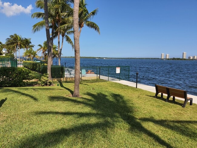 1050 Lake Shore Dr in West Palm Beach, FL - Building Photo - Building Photo