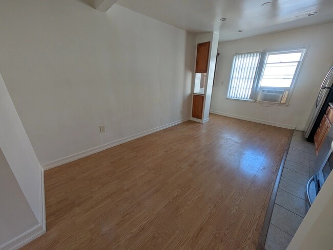 1051 S Wooster St, Unit 7 in Los Angeles, CA - Building Photo - Building Photo