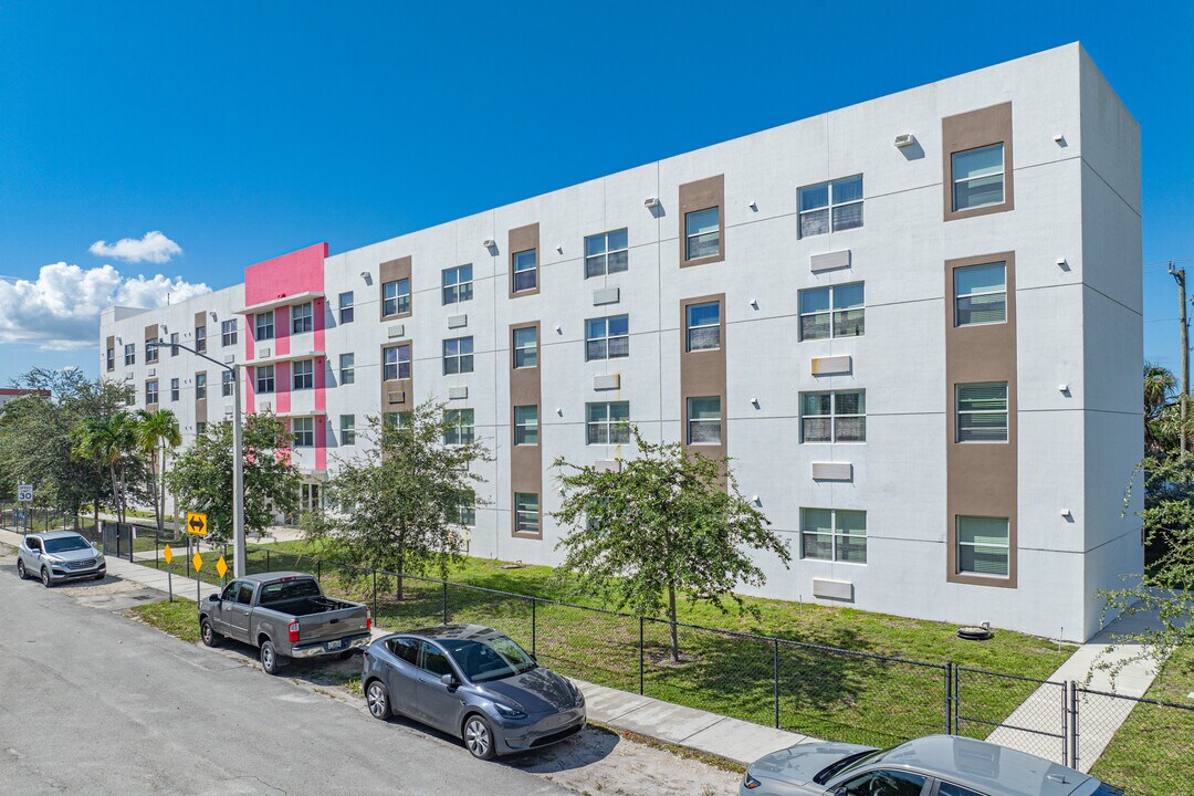 GOLF VIEW APARTMENTS in Miami, FL - Foto de edificio