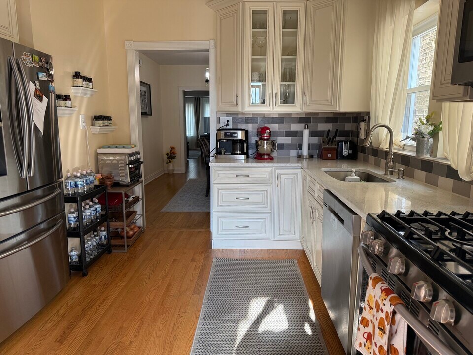 6121 N Mozart St in Chicago, IL - Building Photo
