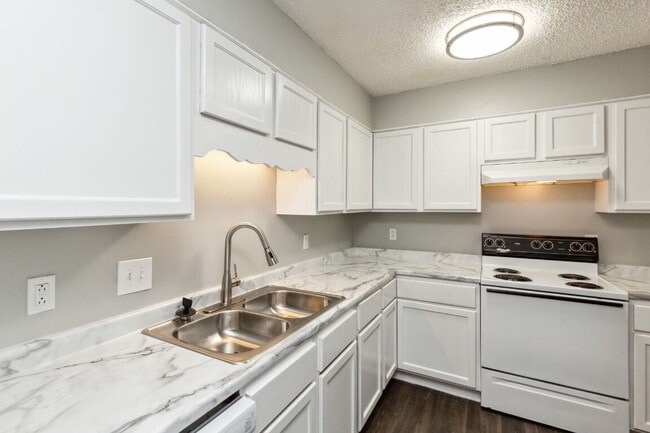 Meadow Glen Apartments in Springfield, TN - Building Photo - Building Photo
