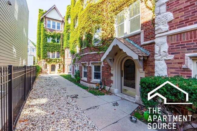 2440 N Hamlin Ave in Chicago, IL - Building Photo - Building Photo