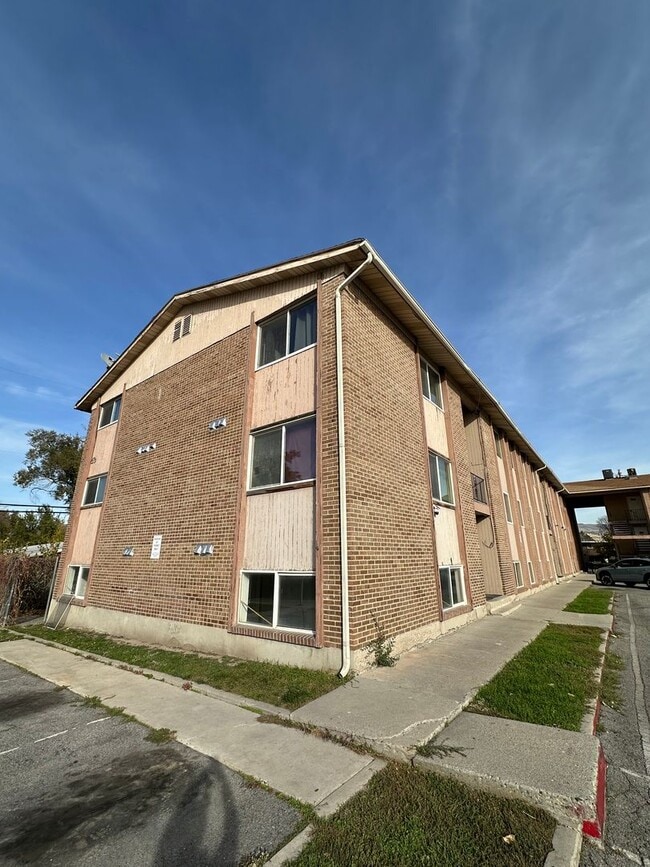 768 N Redwood Rd in Salt Lake City, UT - Foto de edificio - Building Photo