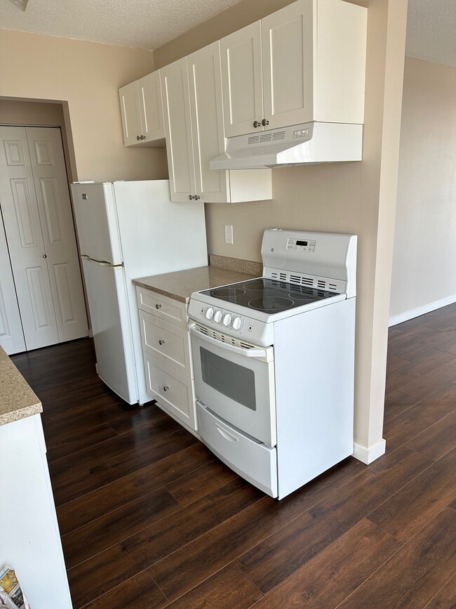 Ambleside in West Vancouver, BC - Building Photo - Building Photo