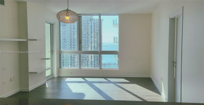 300 S Biscayne Blvd in Miami, FL - Building Photo - Building Photo