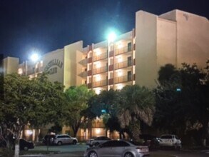 9455 W Flagler St, Unit C601 in Miami, FL - Foto de edificio - Building Photo