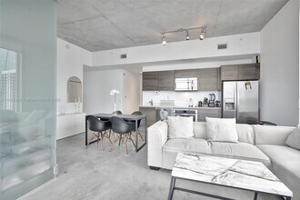 151 SE 1st St, Unit 2511 in Miami, FL - Building Photo - Building Photo