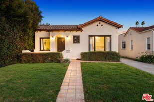 2624 S Palm Grove Ave in Los Angeles, CA - Building Photo