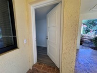 16273 Laurel Dr, Unit 7 in Weston, FL - Foto de edificio - Building Photo