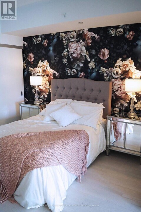 60 Colborne St in Toronto, ON - Building Photo