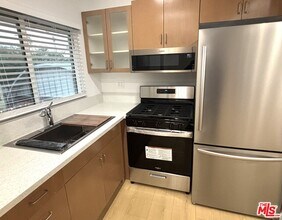 2115 Venice Blvd. in Los Angeles, CA - Foto de edificio - Building Photo