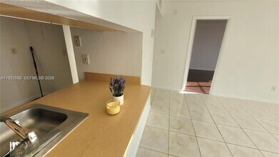 9360 Fontainebleau Blvd in Miami, FL - Building Photo - Building Photo