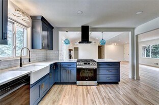 6085 Glenridge Dr in Atlanta, GA - Building Photo