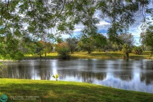 3499 Oaks Way in Pompano Beach, FL - Building Photo