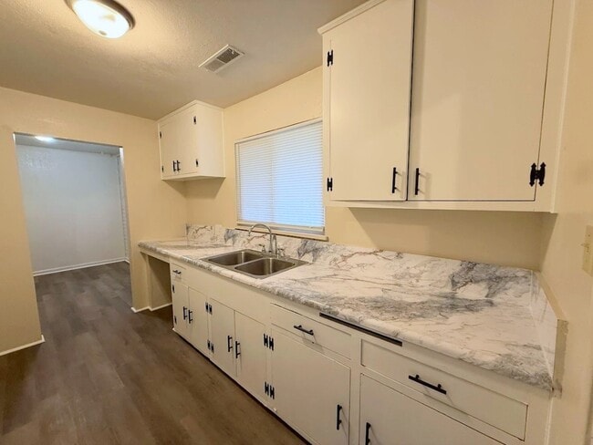 2559 Ballantyne Dr in Merced, CA - Foto de edificio - Building Photo