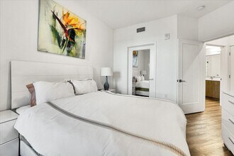 593 Camino De La Reina in San Diego, CA - Building Photo - Building Photo