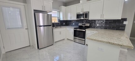 1006 North Blair Avenue-Unit -2 in Edinburg, TX - Building Photo - Building Photo