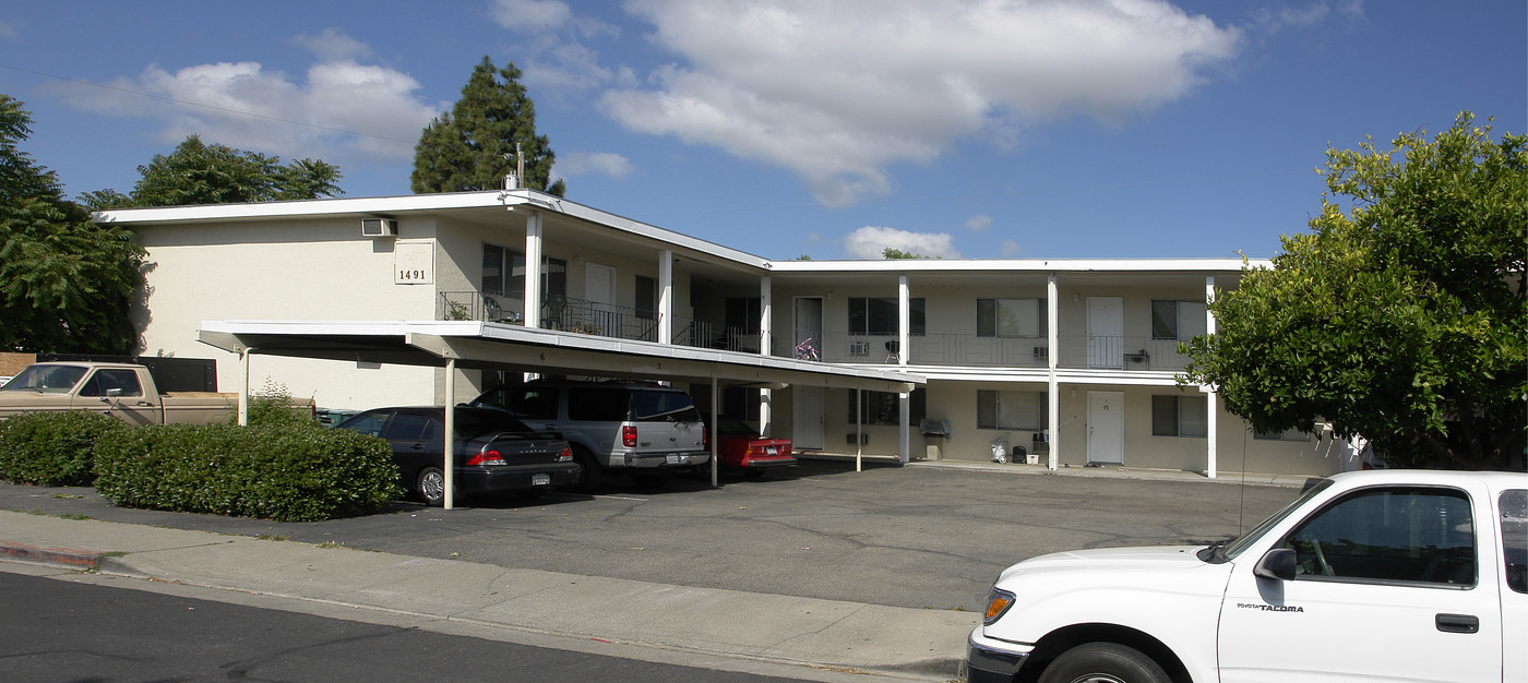 1491 Bassett Dr in Concord, CA - Foto de edificio